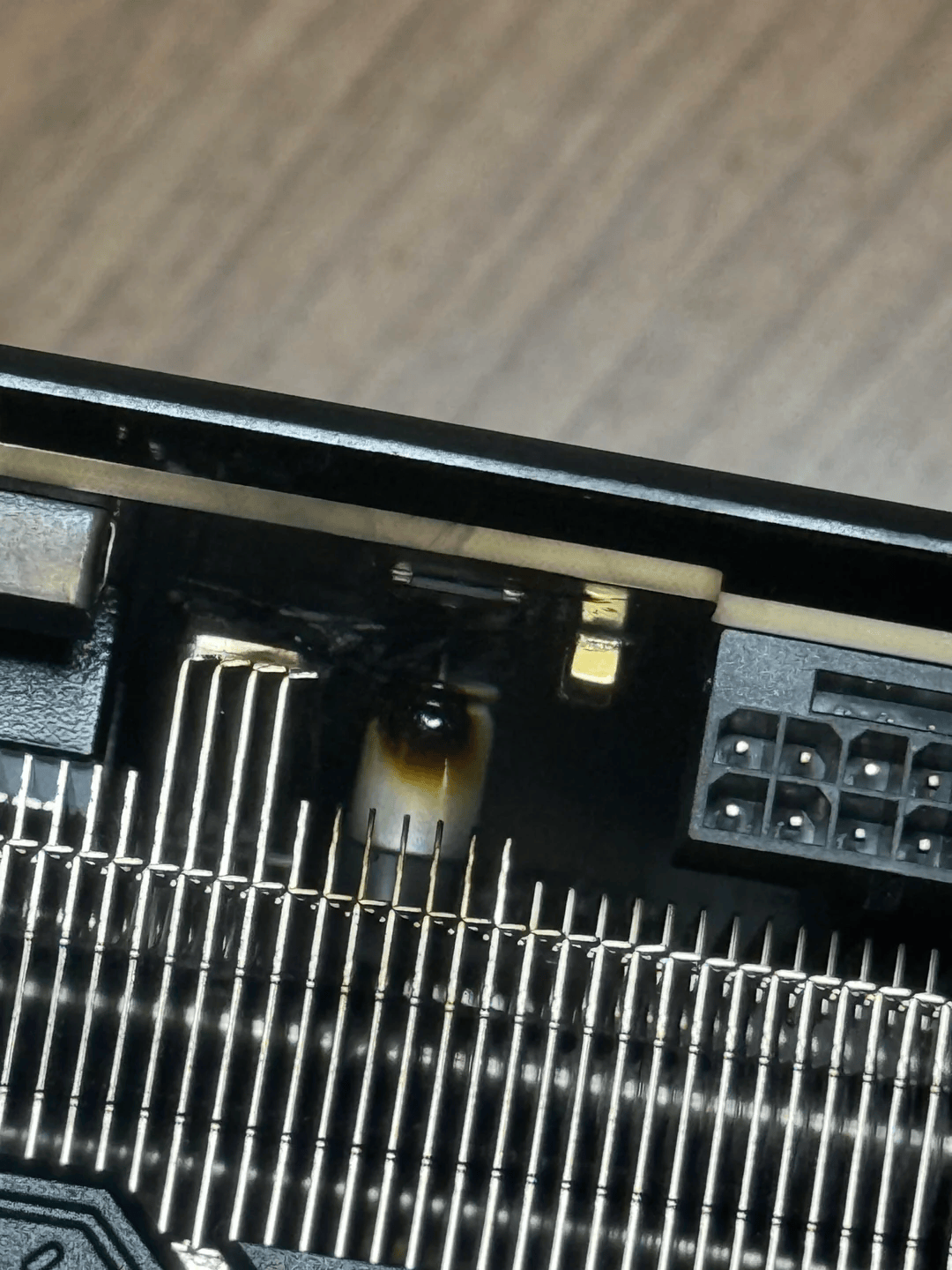 /de/images/RTX-4080-Super-Literally-Burns-Through-PCB-2.png
