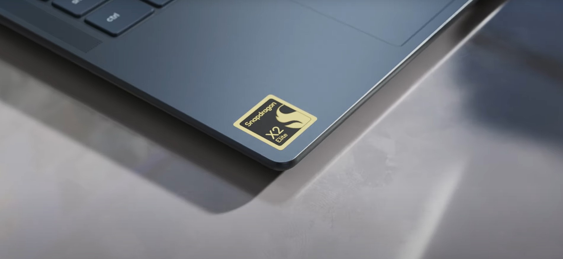 /de/images/Snapdragon-X2-Elite-sticker-on-a-Lenovo-Yoga-Slim-7X.jpg