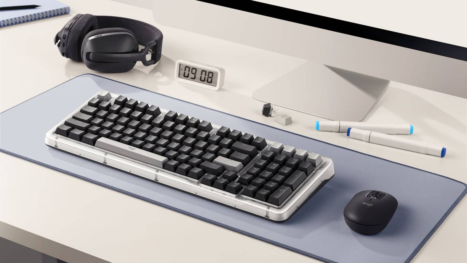 /de/images/a-alto-keys-k98m-on-a-mousepad-on-a-desk-under-a-monitor-next-to-a-mouse-and-headphones.jpg
