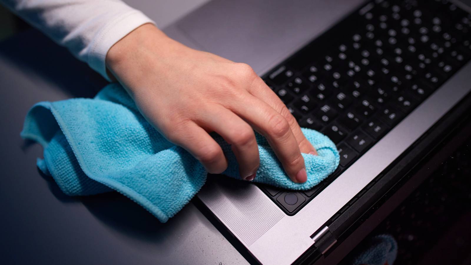 /de/images/a-person-cleaning-a-macbook-pro-with-a-microfiber-cloth.jpg