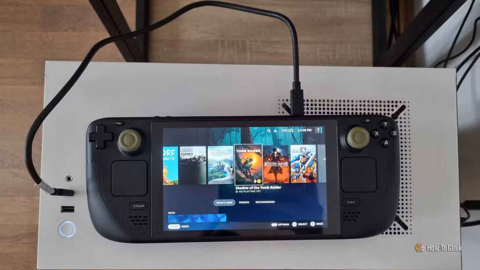 /de/images/a-steam-deck-connected-to-a-pc-with-a-usb-cable-3.jpg