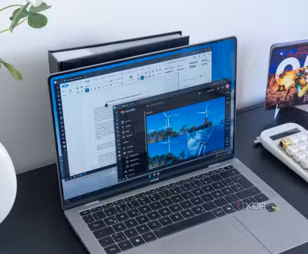 /de/images/a-windows-11-laptop-showing-the-web-ui-for-immich-along-with-nextcloud-office-showing-a-word-document.jpg