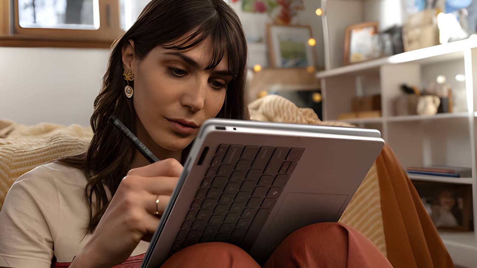 /de/images/a-woman-writing-on-her-hp-omnibook-5-copilot-pc.jpg