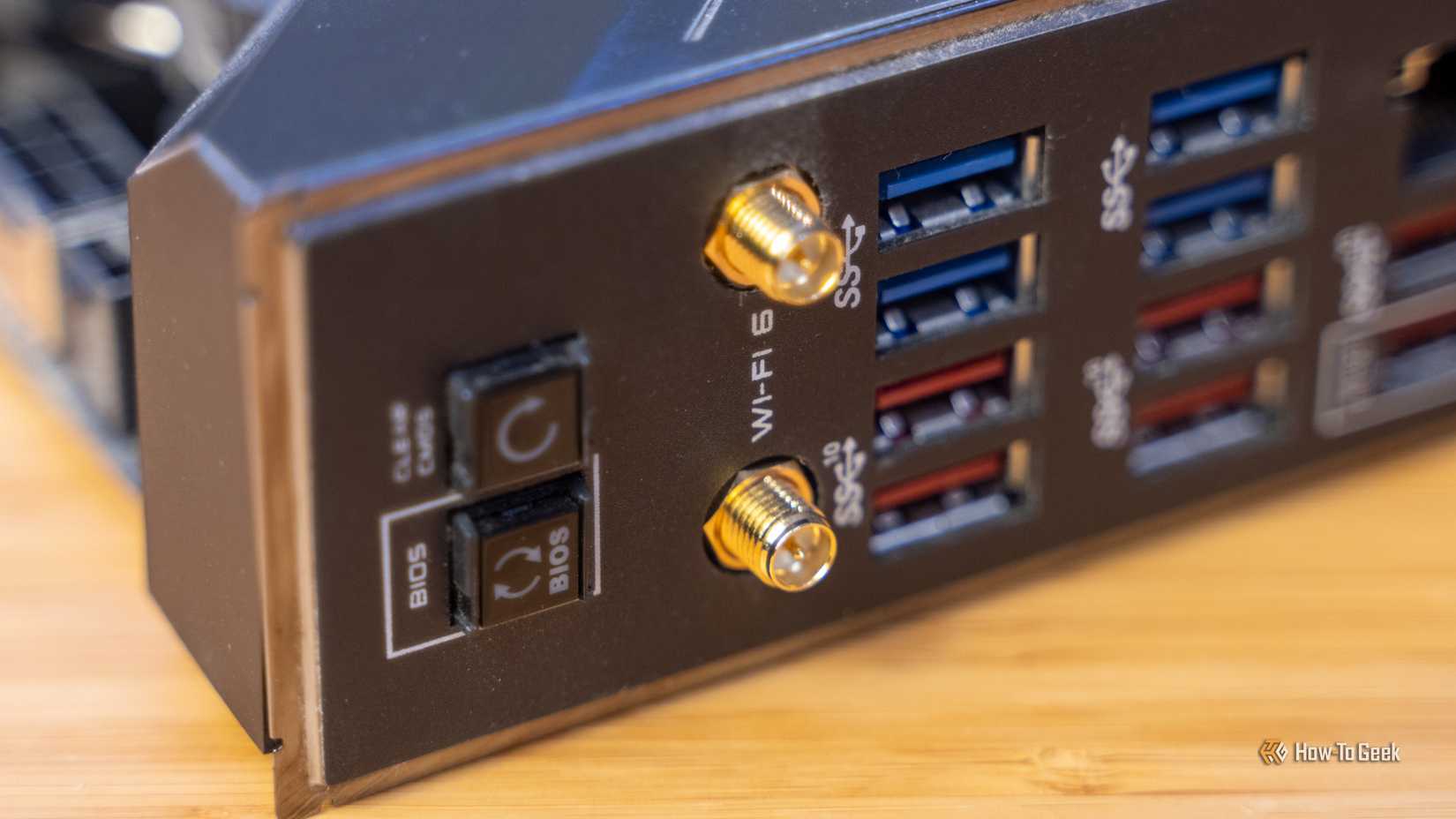 /de/images/asus-rog-dark-hero-am4-motherboard-back-panel-io-wi-fi-2.jpg