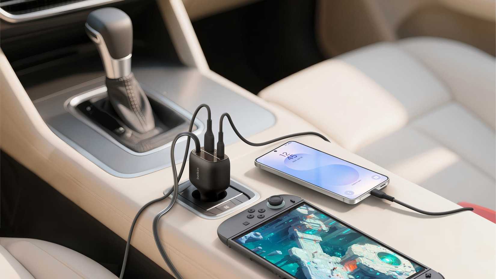 /de/images/belkin-boostcharge-retractable-car-charger-with-the-nintendo-switch-and-phone-on-a-tan-surface-in-a-car.jpg