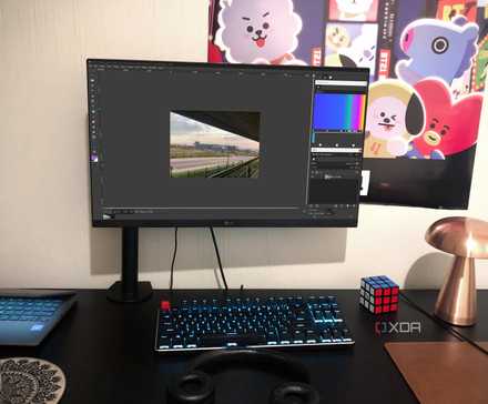 /de/images/gimp-custom-layout-displayed-on-desktop-pc-with-lamp-poster-chromebook-and-bottle-in-view.jpg