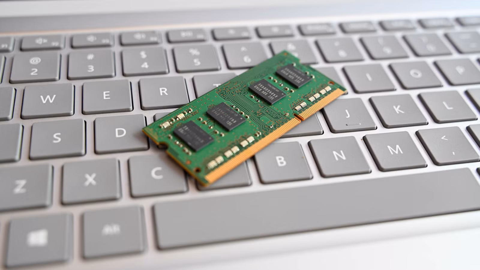/de/images/laptop-ram-sitting-on-a-laptop-keyboard-2.jpg