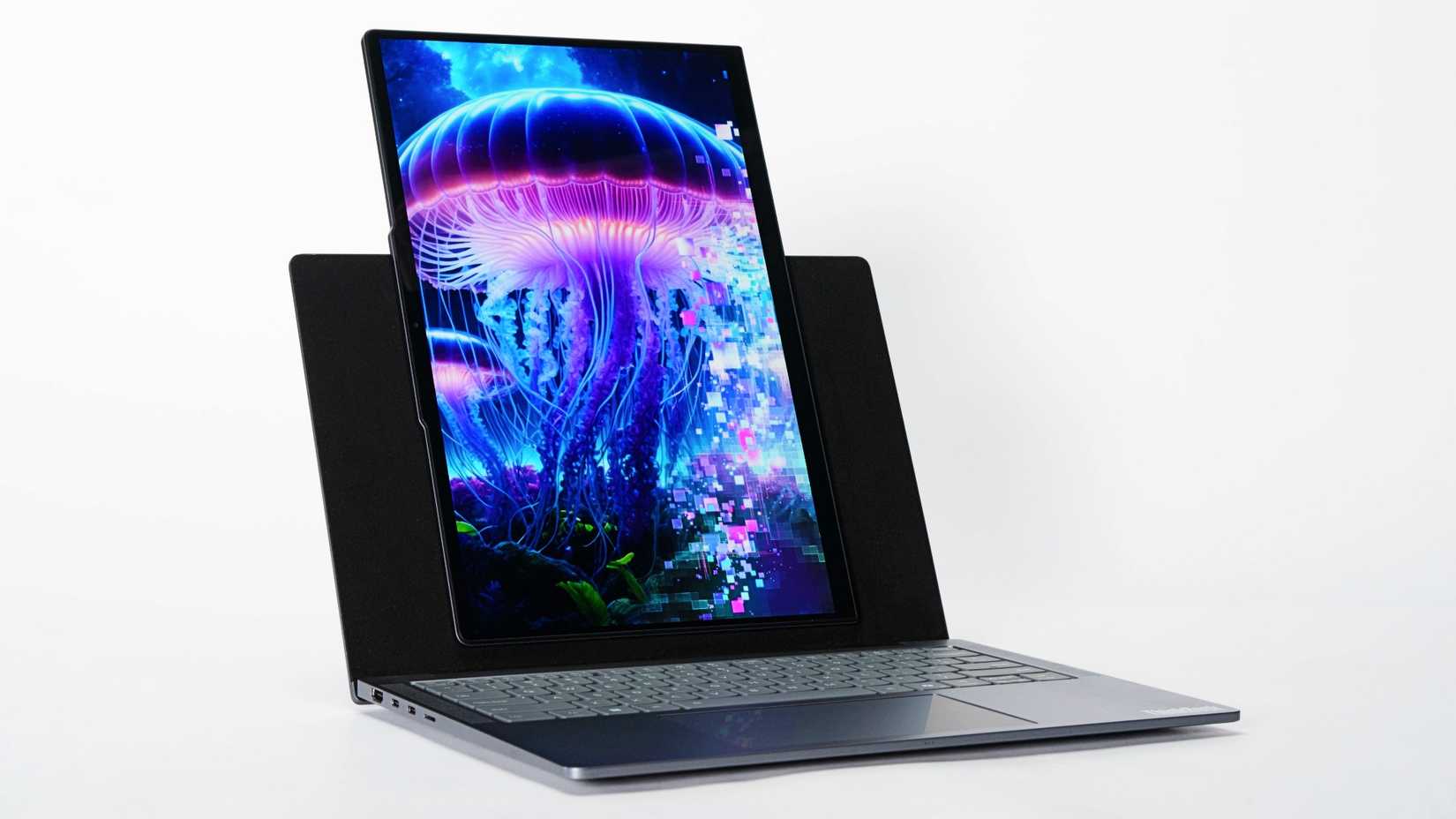 /de/images/lenovo-project-pivo-thinkbook-vertiflex-concept-open-with-its-vertical-side-up-on-a-white-background.jpg
