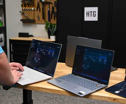 /de/images/person-testing-the-performance-of-a-laptop.jpg