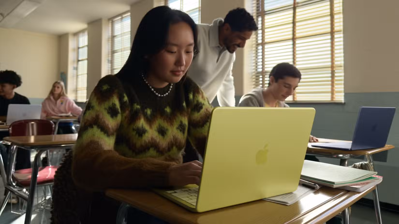 /de/images/person-using-a-macbook-neo.jpg