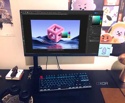 /de/images/photoshop-displayed-on-desktop-pc-with-posters-lamp-and-headphones-in-view.jpg