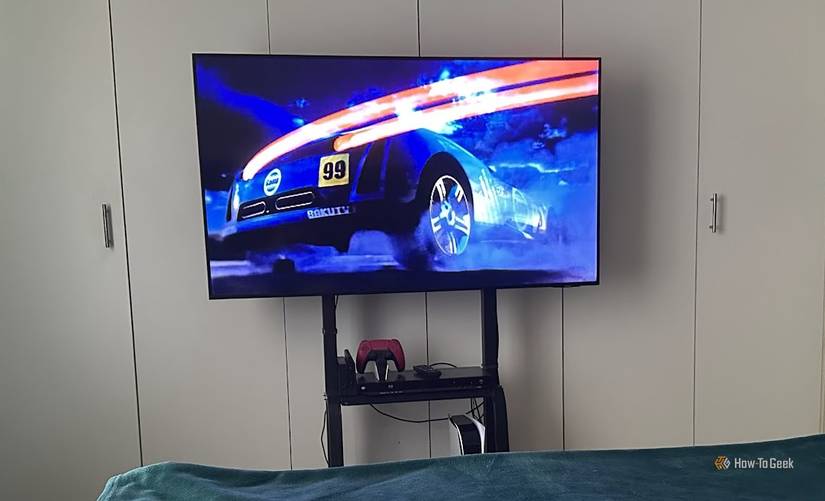 /de/images/samsung-tv-on-a-mobile-stand-in-a-bedroom.jpg