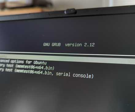 /de/images/the-grub2-boot-loader-on-a-laptop-screen-with-ubuntu-as-an-option.jpg