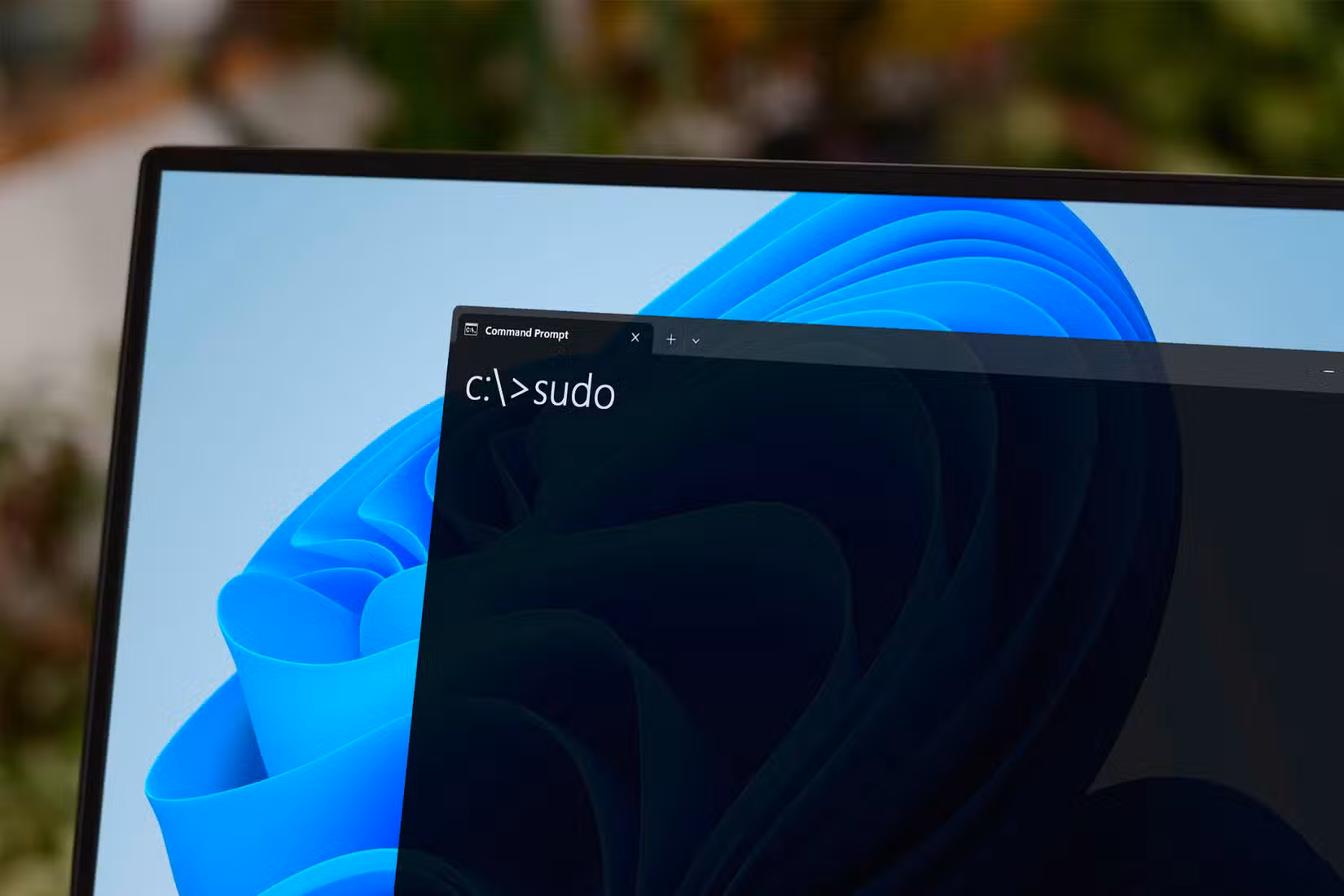 /de/images/windows-laptop-with-the-command-prompt-open-displaying-a-sudo-command.jpg