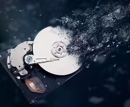 /fr/images/a-disintegrating-mechanical-hard-drive.png