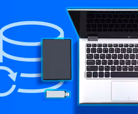 /fr/images/a-laptop-with-a-usb-drive-and-an-external-hard-drive-next-to-it-and-a-backup-icon.jpg