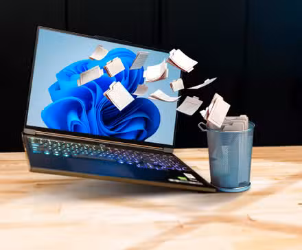 /fr/images/a-windows-11-laptop-with-some-files-being-dumped-into-a-trash-can.jpg
