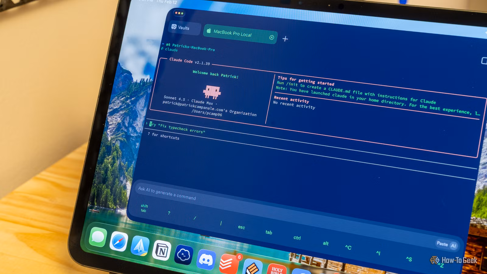 /fr/images/close-up-of-the-claude-code-welcome-screen-on-an-ipad-connected-to-a-mac.jpg