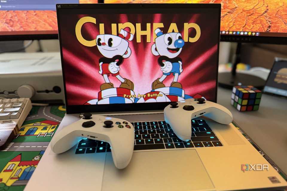 /fr/images/cuphead-two-xbox-controllers-razer-blade-18-alt.jpg