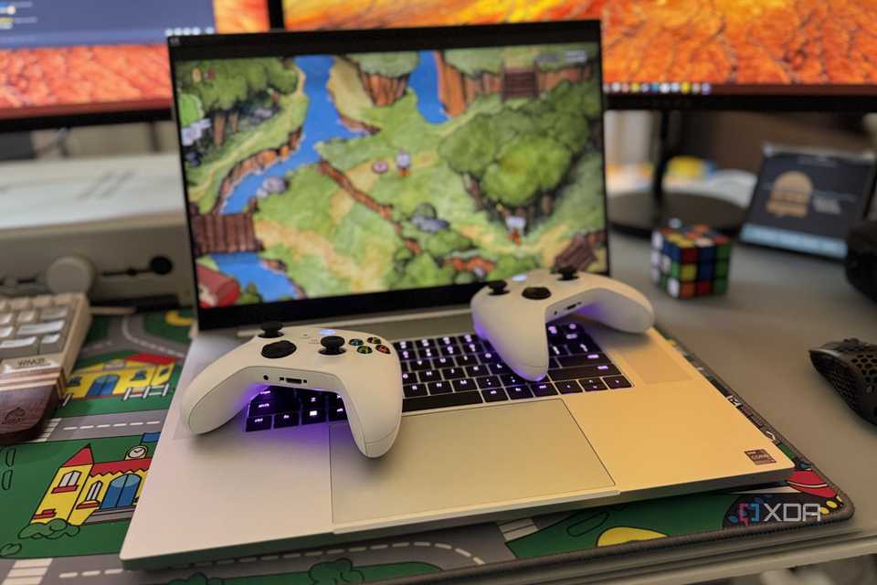 /fr/images/cuphead-two-xbox-controllers-razer-blade-18.jpg
