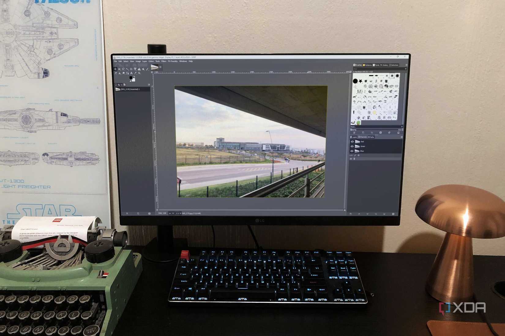 /fr/images/gimp-2-10-displayed-on-desktop-pc-with-lamp-and-lego-in-view.jpg