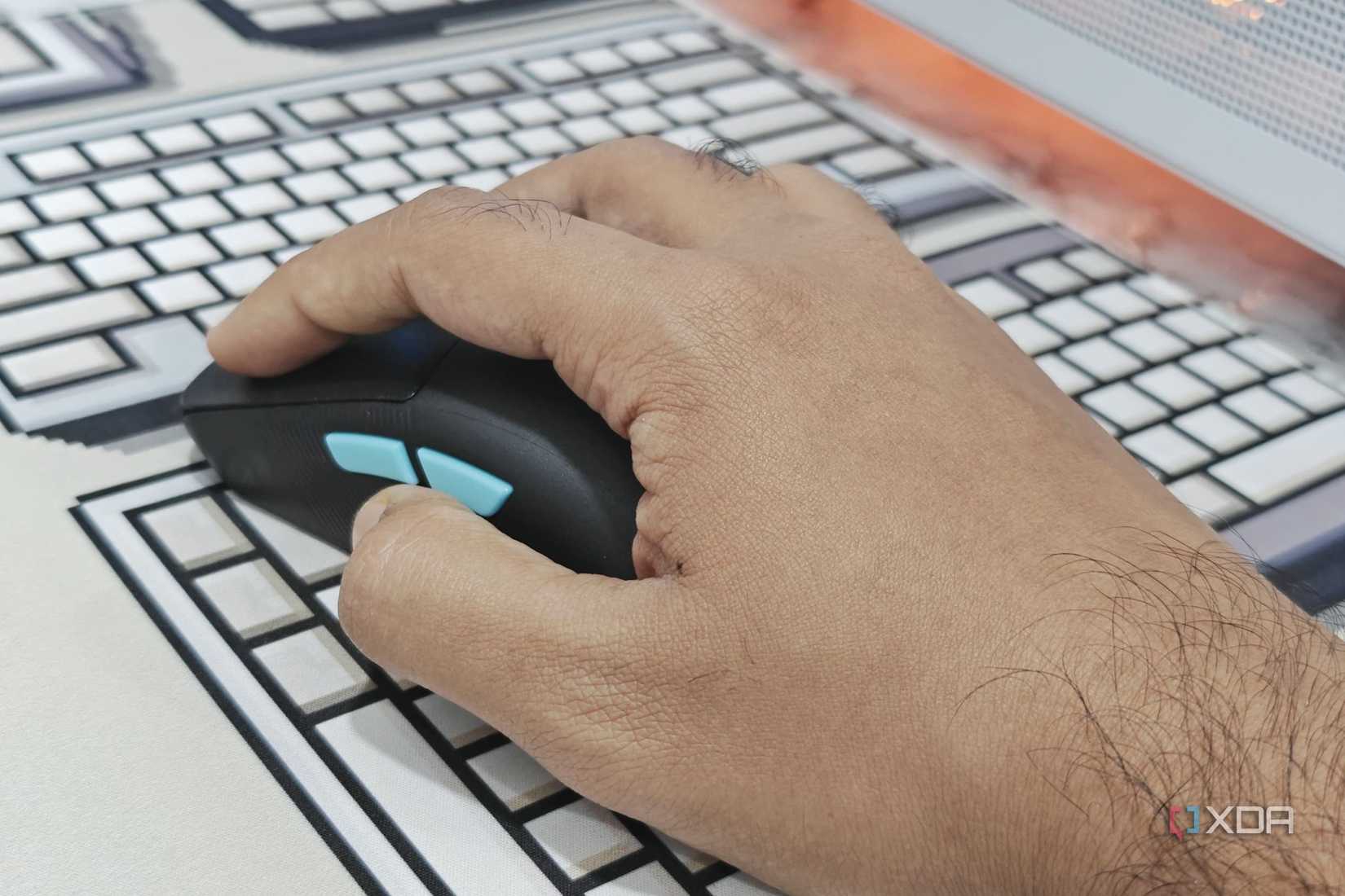/fr/images/perosn-using-the-harpe-ace-aim-lab-edition-gaming-mouse.jpg