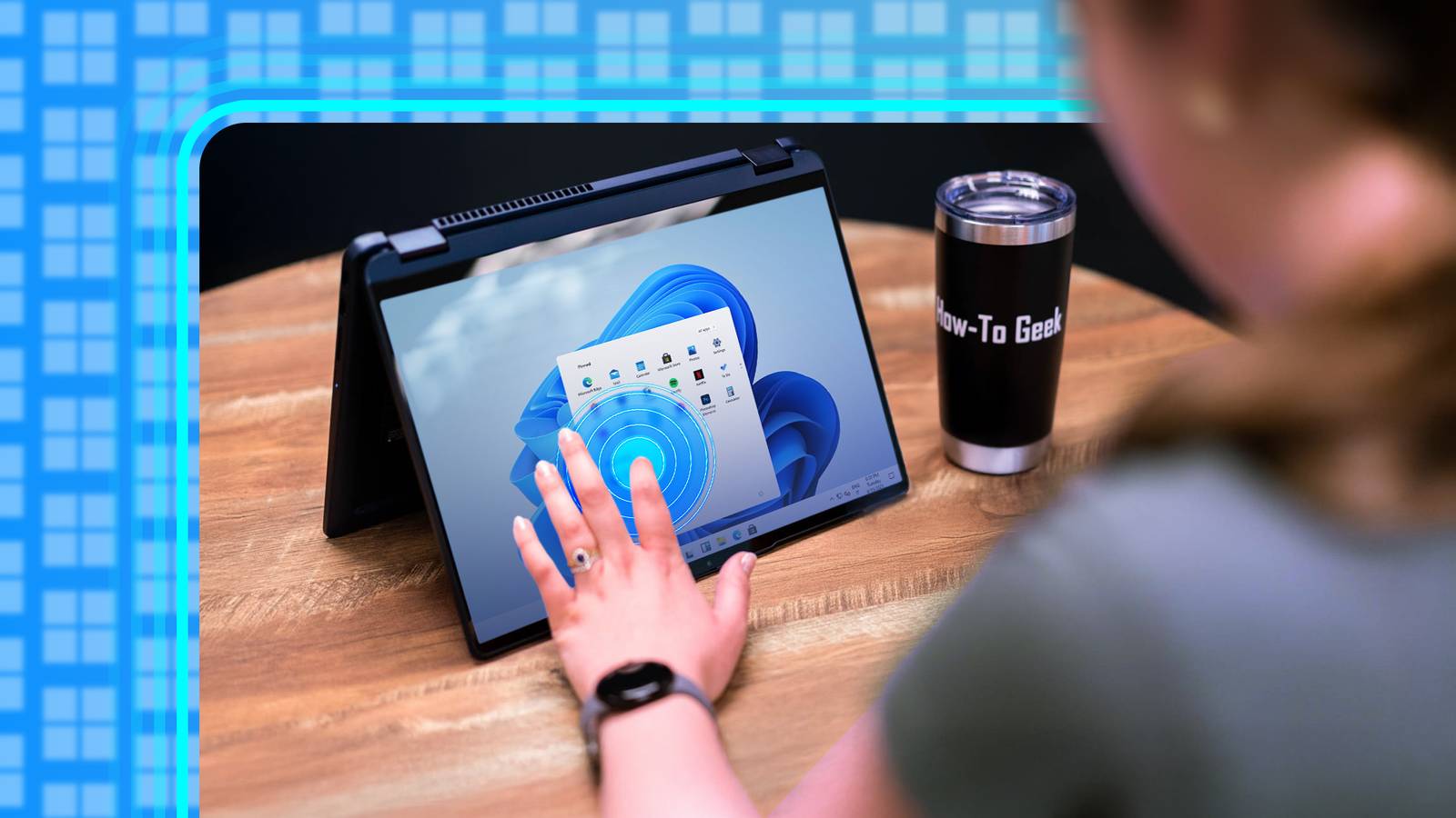 /fr/images/person-using-the-touch-screen-on-a-windows-11-laptop.jpg