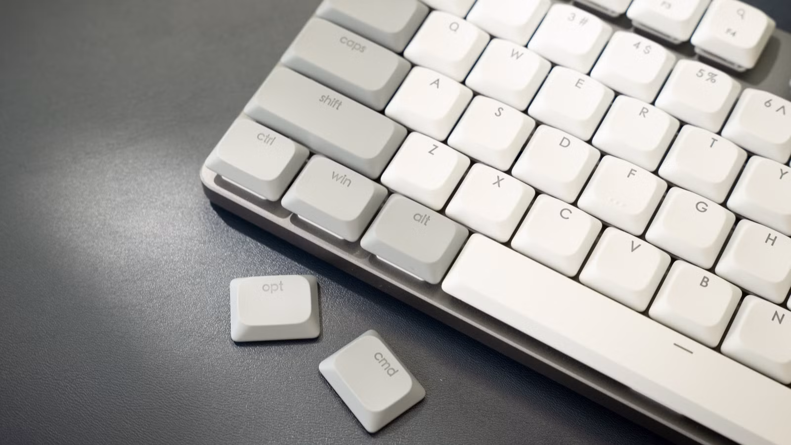 /fr/images/satechi-sm3-slim-mechanical-keyboard-mac-windows-keys-lifestyle.jpg