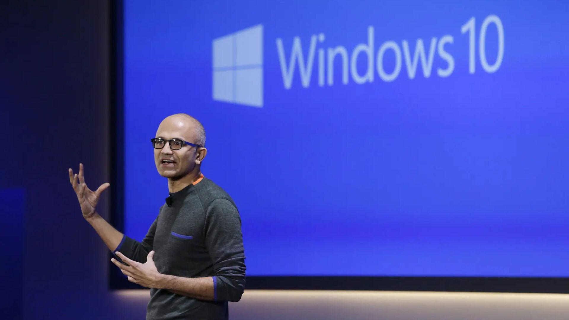 /images/Satya-Nadella-explaining-the-features-of-Windows-10.jpg
