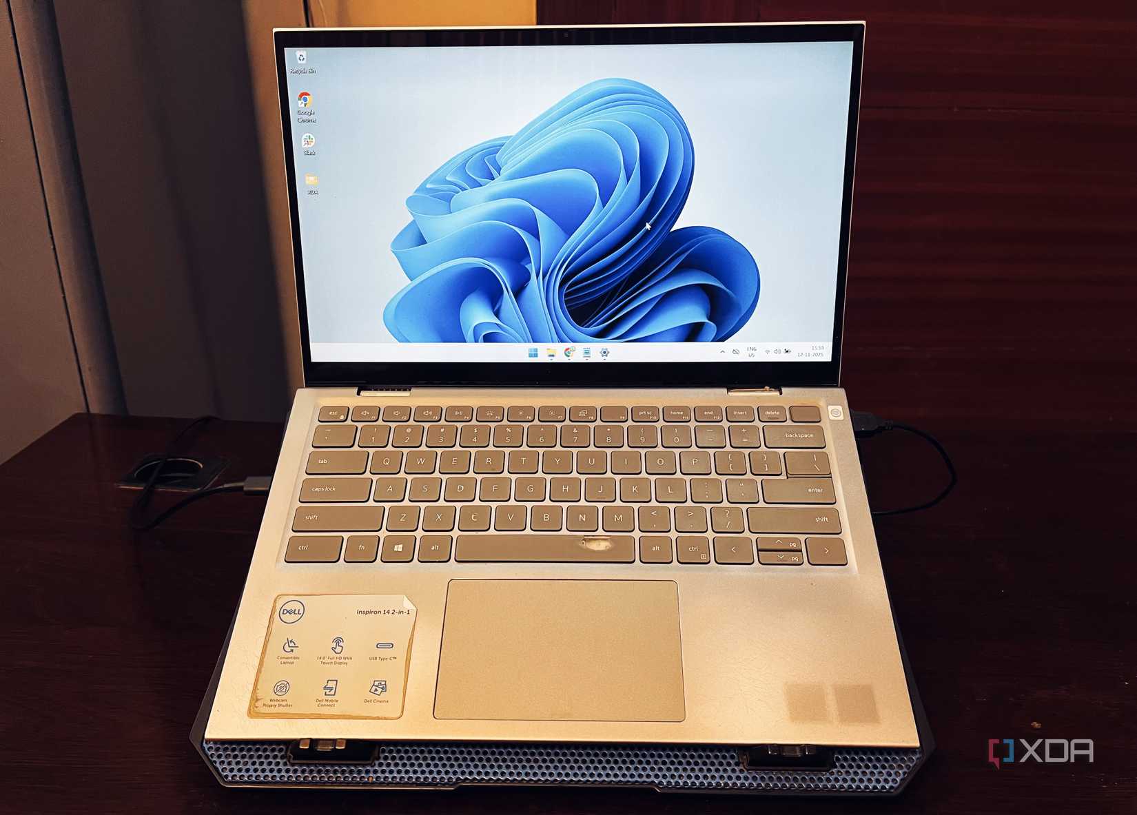 /images/cooling-pad-with-laptop-full-view.jpg