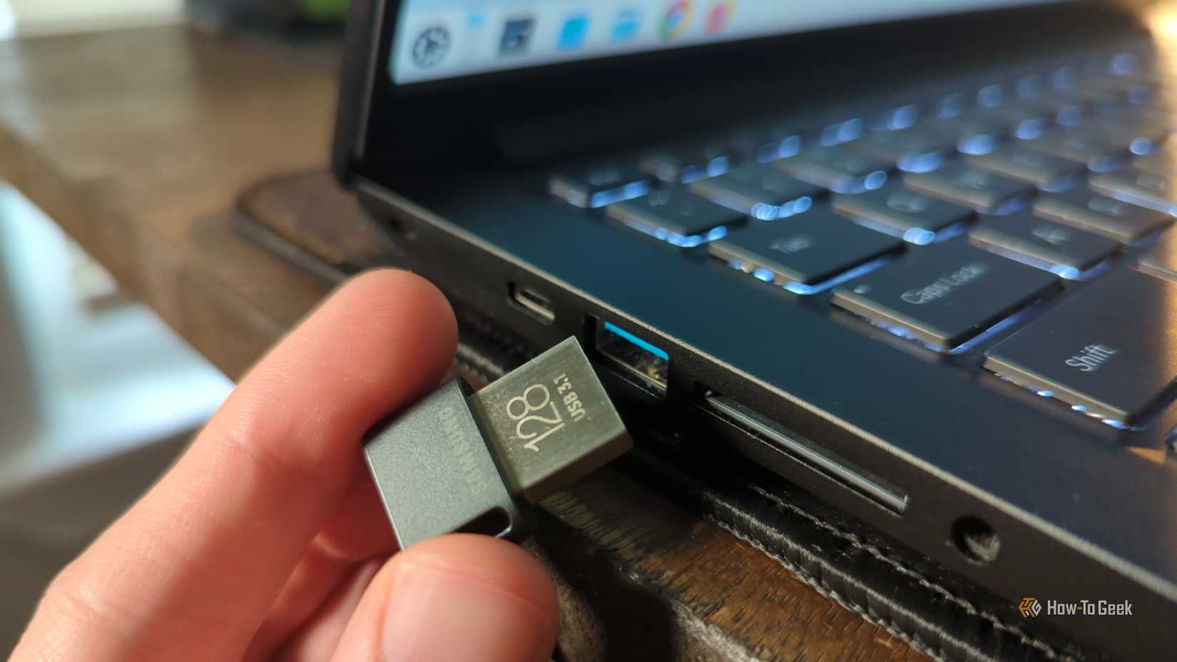 /images/person-s-hand-putting-a-usb-drive-in-a-laptop-port.jpg
