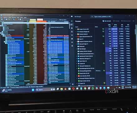 /images/process-explorer-side-by-side-with-task-manager-on-windows-11.jpg