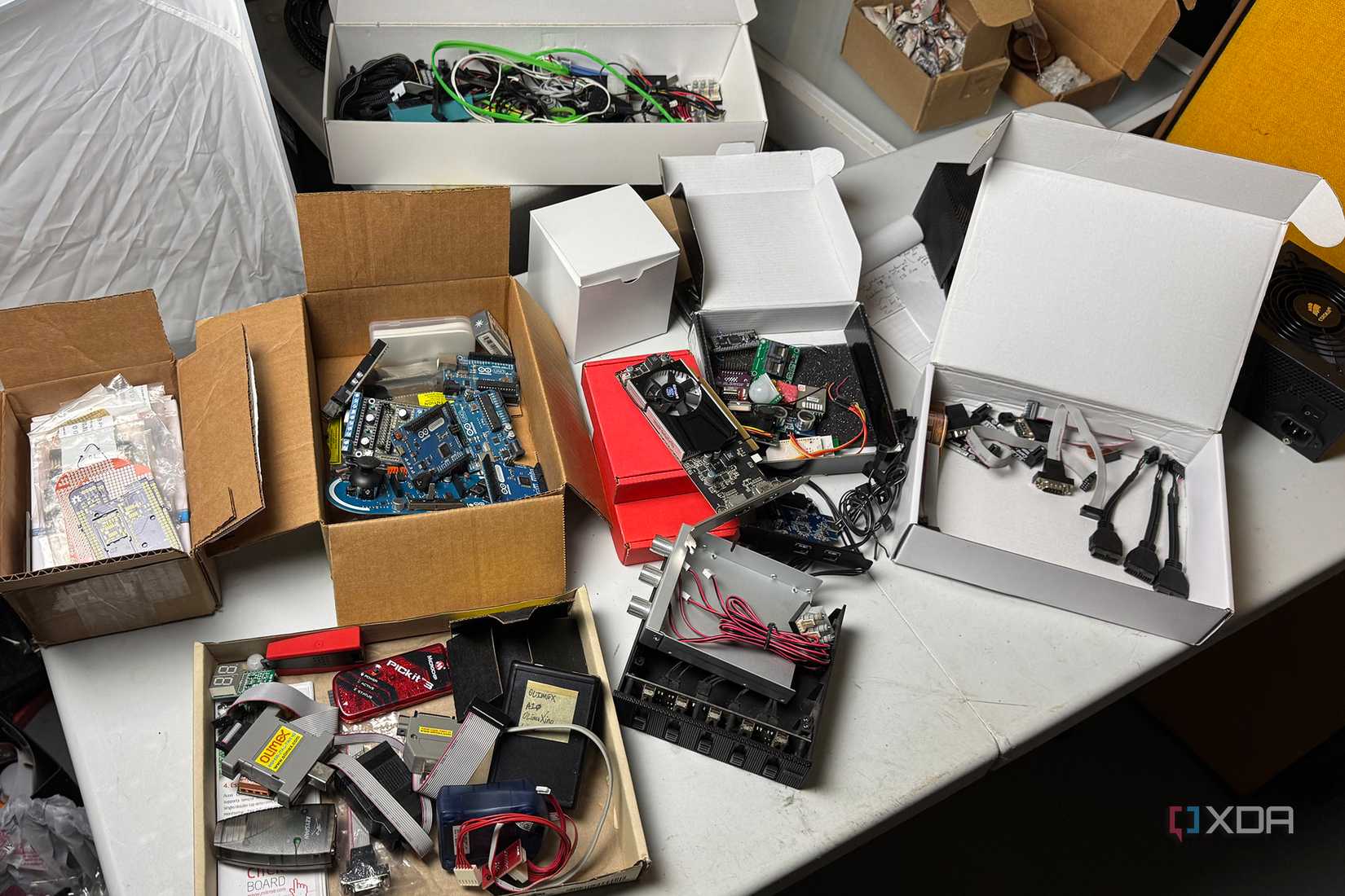 /images/table-with-many-pc-and-electronic-components.jpg
