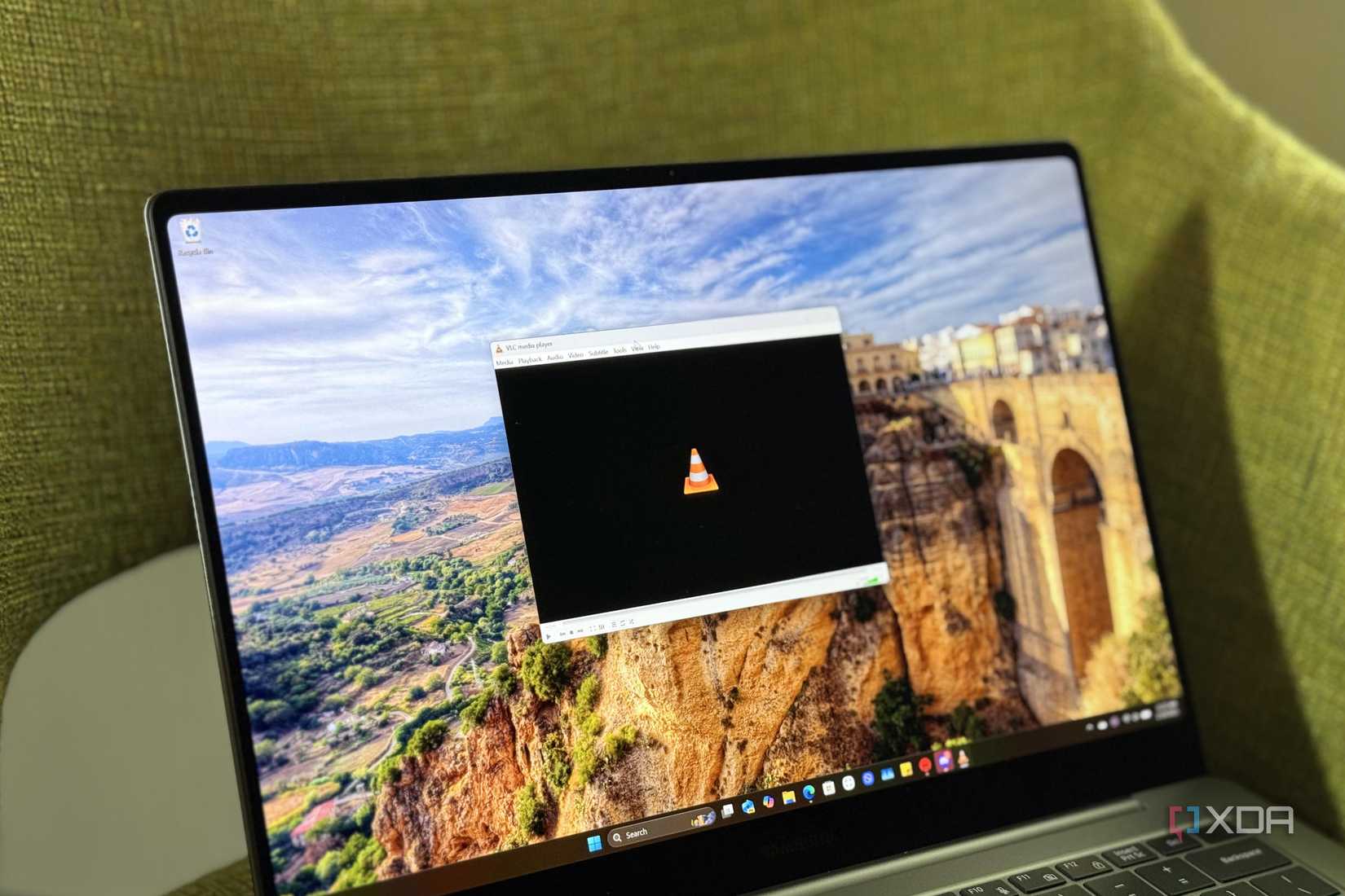 /images/vlc-on-laptop-screen.jpg