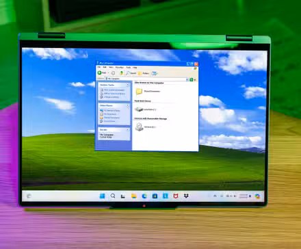 /th/images/a-screen-with-the-windows-11-start-menu-and-the-wallpaper-and-file-explorer-from-windows-xp.jpg