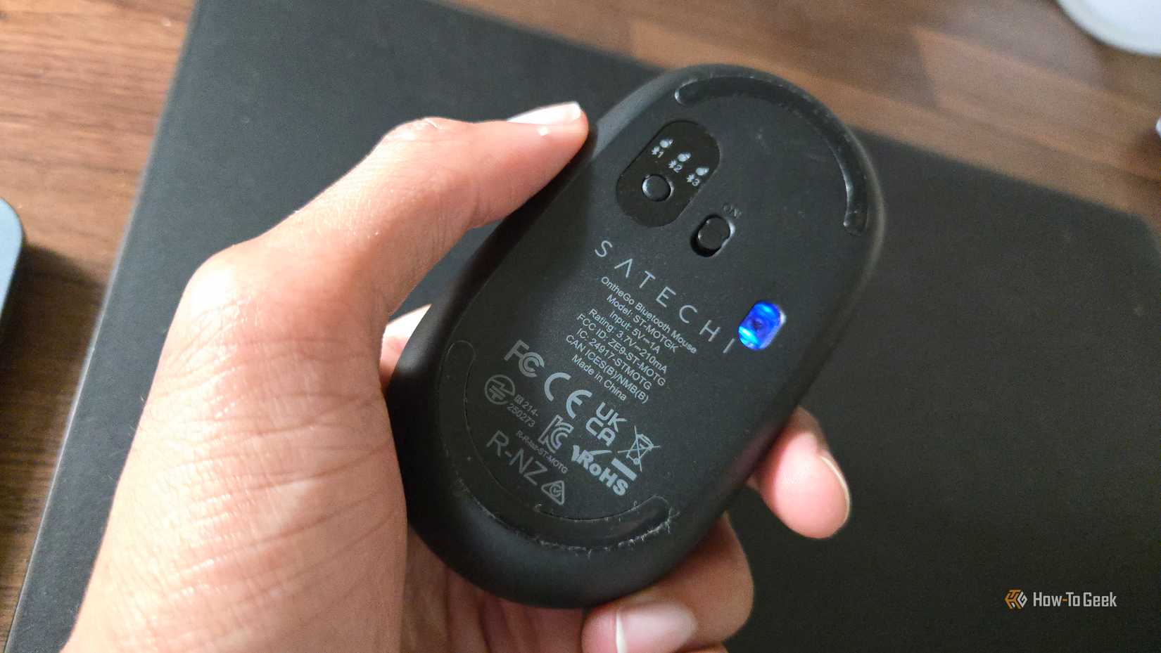 /th/images/bottom-of-the-satechi-onthego-bluetooth-mouse.jpg
