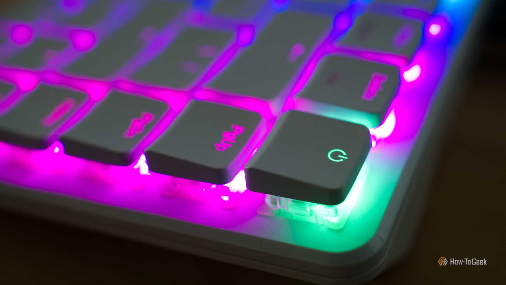 /th/images/raspberry-pi-500-power-button.jpg