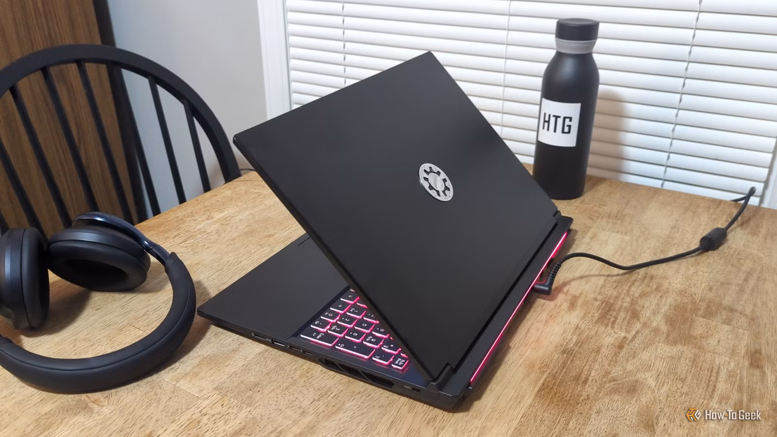 /th/images/the-kubuntu-focus-m2-gen-6-laptop-on-a-table-next-to-a-pair-of-headphones.jpg