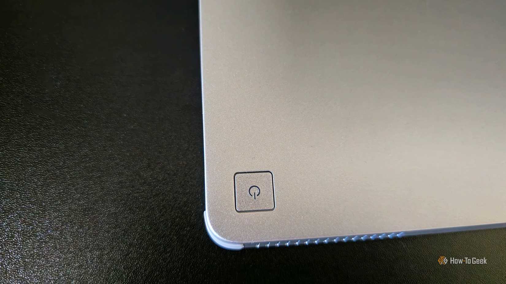 /th/images/the-power-button-on-the-dell-pro-14-plus-portable-monitor.jpg