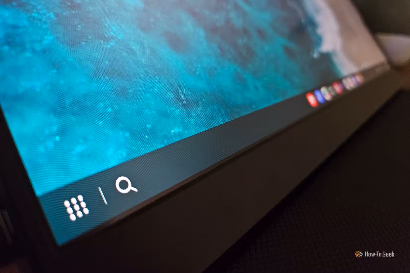 /th/images/the-samsung-dex-taskbar-on-a-portable-monitor.jpg